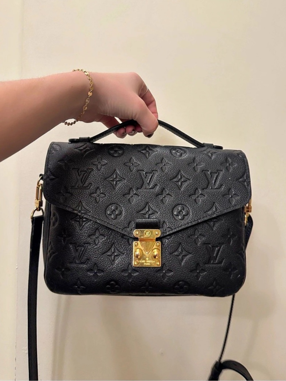 Louis Vuitton Pochette Métis MM Shoulder Bag in Black